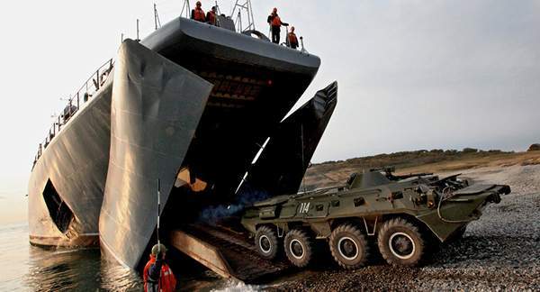 Lính thủy đánh bộ Nga tập trận rầm rộ