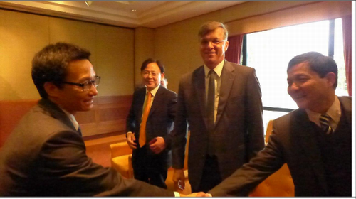 Đại sứ Australia Hugh Borrowman gặp mặt với Phó Thủ tướng Vũ Đức Đam (bên trái) và các quan chức cấp cao tại buổi công bố Báo cáo Việt Nam 2035 tại Hà Nội.