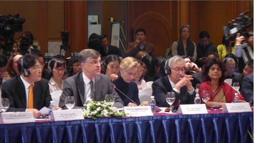 Đại sứ Hugh Borrowman phát biểu tại buổi công bố Báo cáo Việt Nam 2035 tại Hà Nội.