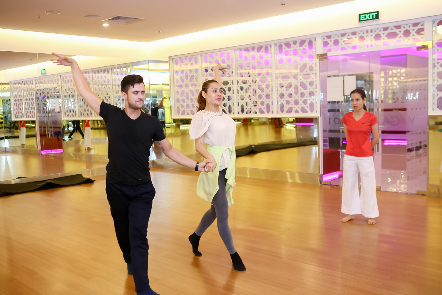 Lâm Chi Khanh và bạn dance