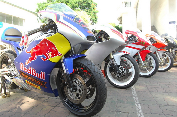 Một chiếc xe đua 2 thì kiểu dáng môtô, phiên bản Red Bull