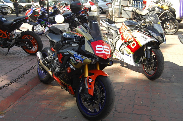 Yamaha R1 phiên bản Lorenzo #99 cùng Kawasaki ZX10R