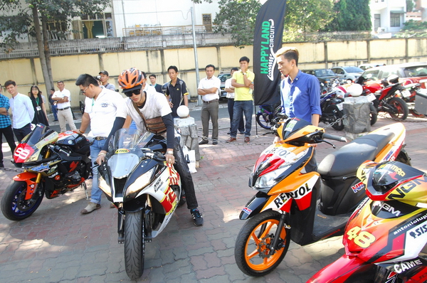 Một số bạn trẻ trong các nhóm hội mô tô cũng mang xe đến tham dự buổi ra mắt trường đua HappyLand