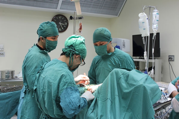 Các bác sĩ đang thực hiện phẫu thuật vết thương thấu ngực cho bệnh nhân (ảnh BV cung cấp).