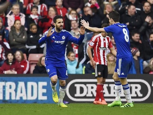 Fabregas (trái) ăn mừng bàn thắng gỡ hòa 1-1 cho Chelsea