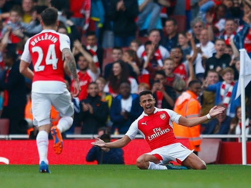 Sanchez ăn mừng cú đúp bàn thắng vào lưới MU ở trận lượt đi tại Emirates