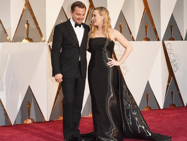 Nam diễn viên được đề cử Oscar Leonardo DiCaprio và Kate Winslet chia sẻ một khoảnh khắc trên thảm đỏ.
