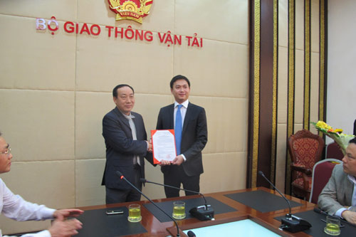 hứ trưởng Nguyễn Hồng Trường trao quyết định bổ nhiệm cho ông Nguyễn Xuân Ảnh