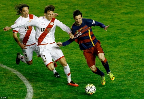 Messi lập hattick, giúp Barca phá kỷ lục bất bại của Real Madrid