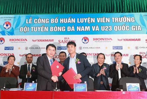 HLV Hữu Thắng trong buổi ký kết hợp đồng với VFF