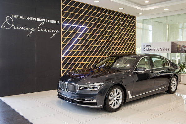 BMW 730i bản tiêu chuẩn giá 4,098 tỷ đồng