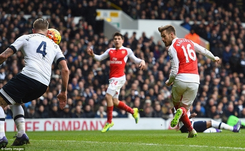 Ramsey đánh gót ghi bàn cho Arsenal
