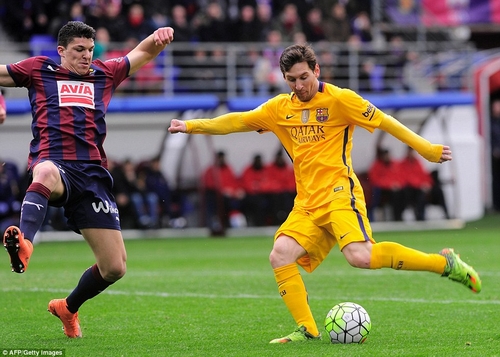 Messi (phải) lập cú đúp bàn thắng cho Barcelona