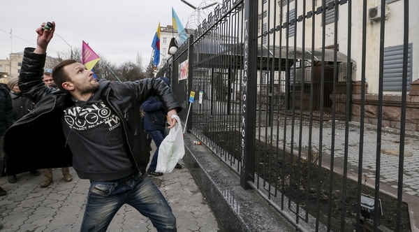 Đại sứ quán Nga bị người biểu tình Ukraine tấn công