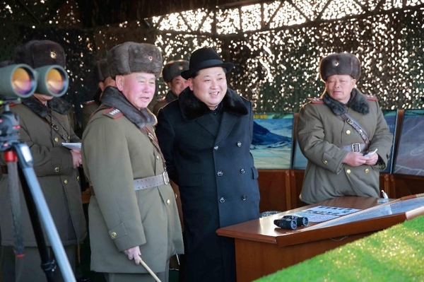 Chủ tịch Triều Tiên Kim Jong Un (đứng giữa) 