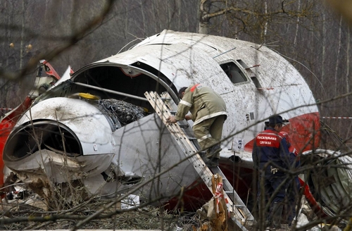 Đội cứu hộ bên cạnh chiếc Tu-154 gặp nạn