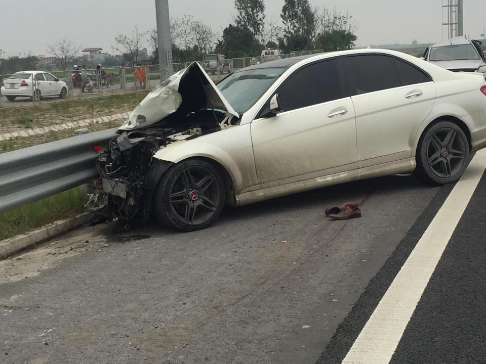 Xe Mercedes đâm nát bét xe Ford trên cao tốc Hà Nội-Hải Phòng