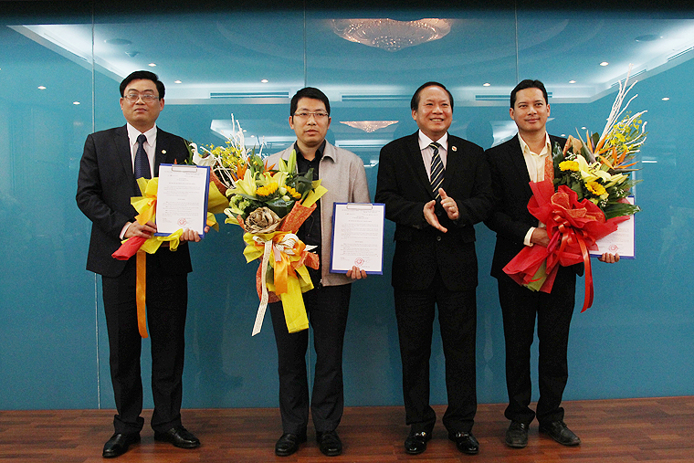 Ủy viên T.Ư Đảng, Thứ trưởng Bộ TT&TT Trương Minh Tuấn trao quyết định bổ nhiệm và tặng hoa chúc mừng các cán bộ được bổ nhiệm