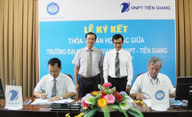 Ông Đặng Anh Kiệt - PGĐ VNPT Tiền Giang, Giám đốc Trung tâm Kinh doanh VNPT-Tiền Giang (trái) và ông Trần Văn Lộc - Phó Giám đốc trung tâm Ngoại ngữ - Tin học Trường Đại học Tiền Giang ký kết thực hiện thỏa thuận.