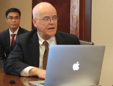 TS. John E. Kelly III, Phó Chủ tịch cao cấp, Bộ phận Nghiên cứu và phát triển giải pháp IBM trao đổi với báo giới sáng 18/3.