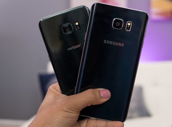 Samsung Galaxy S7 edge (trái) và Galaxy Note 5 (phải)