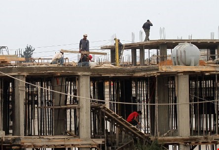 Lao động Việt tại một công trình xây dựng ở Angola (Ảnh minh họa)