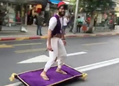 Aladdin cưỡi thảm thần &quot;bay&quot; trên đường phố Israel!