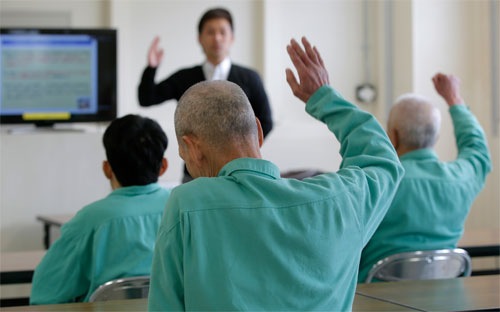 Người già trong một trại cải tạo ở Nhật – Ảnh: Japan Times.