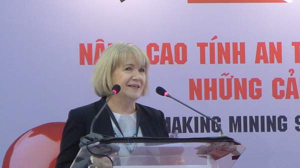 Bà Janelle Casey - Cao ủy Thương mại Australia tại Việt Nam phát biểu khai mạc hội thảo tại Triển lãm Khoáng sản Việt Nam. 