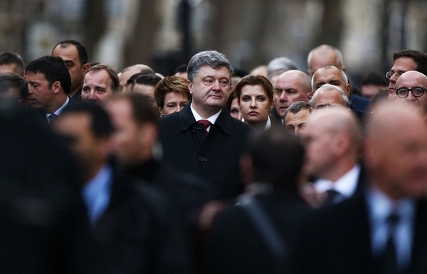 Tổng thống Ukraine Petro Poroshenko (đứng giữa)