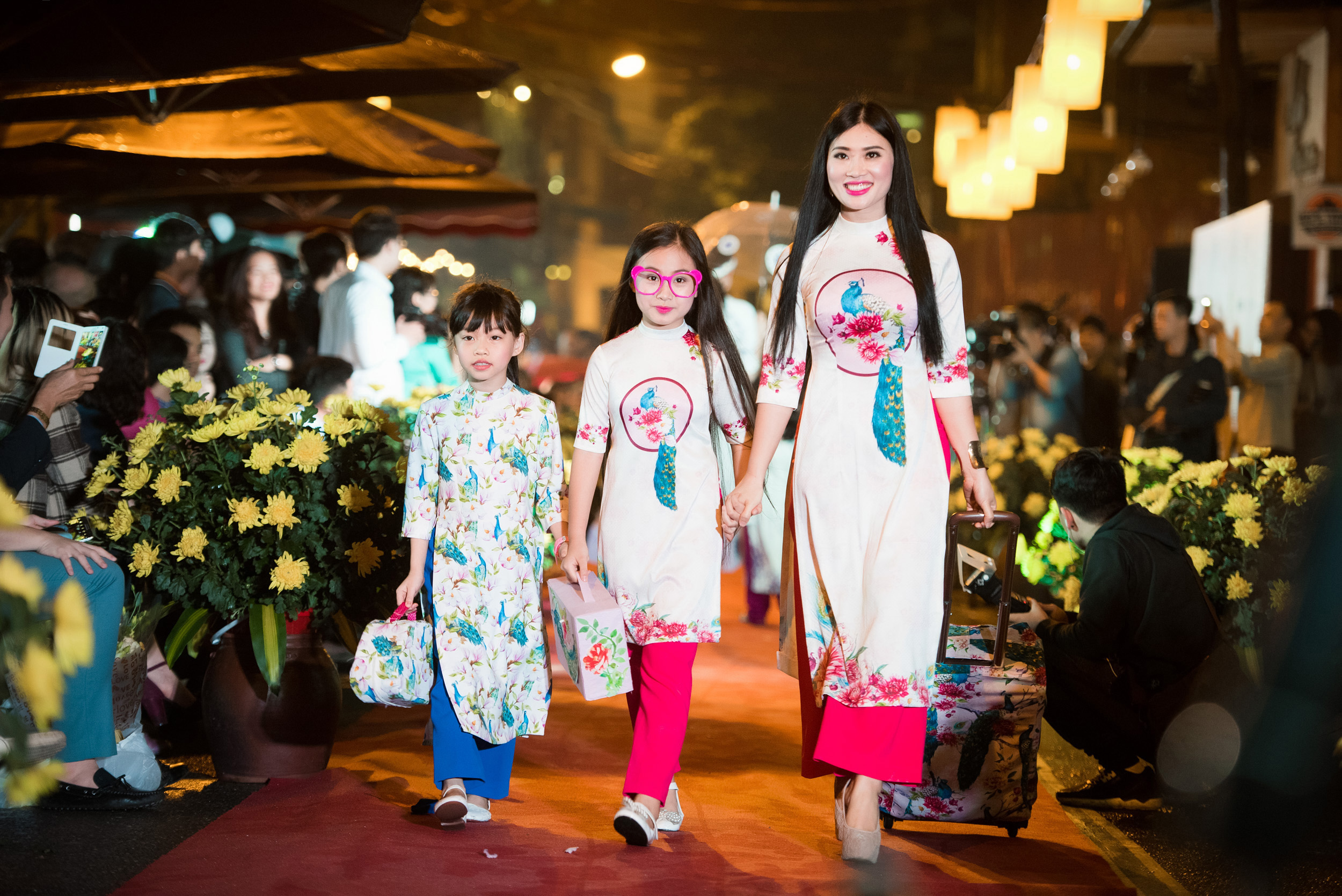 Hoa hậu Ngọc Hân trình làng bộ sưu tập áo dài chim công
