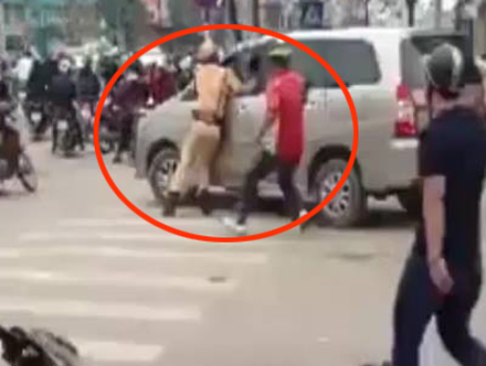 Hà Nội: Lao xe vào cảnh sát rồi bỏ chạy khi bị kiểm tra vi phạm