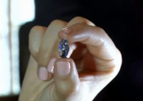 Viên kim cương xanh trong buổi đấu giá tại Hong Kong