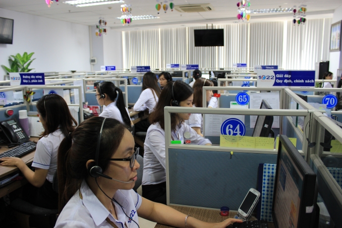 Nhân viên trực đường dây nóng 1022 tại Trung tâm thông tin dịch vụ công Đà Nẵng.