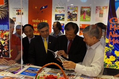 Triển lãm Báo chí Việt Nam 2016 tại Lào thu hút người tham dự