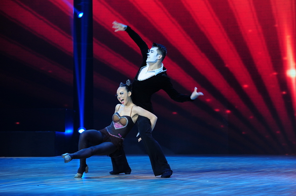 Cặp đôi Kiện tướng Dancesport Trung Quốc Huang Sida và Tian Yuan đã thể hiện sự vui nhộn, đáng yêu qua hình tượng hai nhân vật trong  câu chuyện hoạt hình Tom & Jerry qua các điệu nhảy Rumba - Chacha - Jive - Samba –Pasodolbe. 
