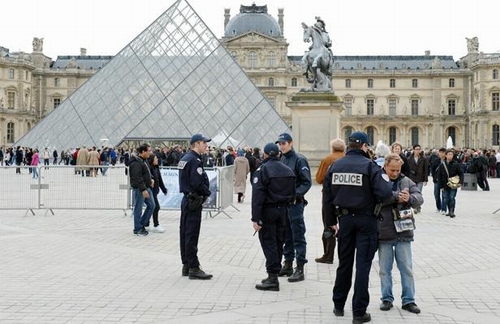 An ninh tại Paris được tăng cường tối đa sau vụ khủng bố khiến 130 người thiệt mạng