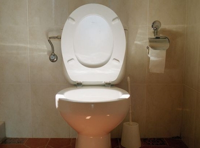 Cho thuê toilet giá 3.000 bảng/tháng!