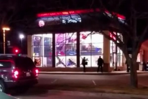 Cửa hàng Burger King bị nhân viên đập bỏ cửa kính để giải nguy!