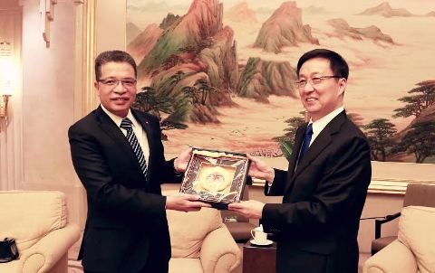 Đại sứ Việt Nam tại Trung Quốc Đặng Minh Khôi (bên trái)