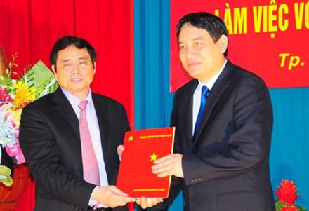 Ông Nguyễn Đắc Vinh (phải) - Bí thư tỉnh ủy Nghệ An