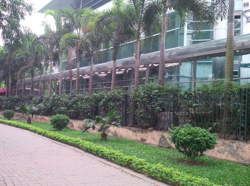 Toàn bộ diện tích của nhà hàng Lộc Việt phía giáp hồ Thành Công được dựng rào chắn kiên cố.