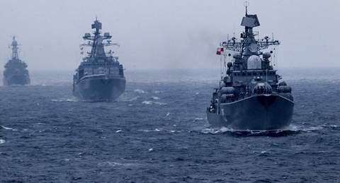 Tàu chiến Nga phóng tên lửa diệt mục tiêu trên biển