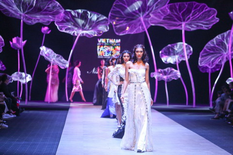 Nguyễn Oanh diện váy nặng 10 kg làm vedette cho nhà thiết kế quốc tế