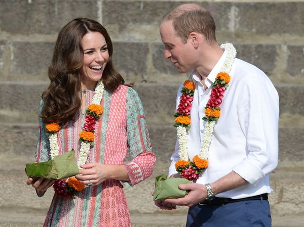 Công tước và nữ công tước xứ Cambridge nhận được sự chào đón truyền thống tại Banganga Bồn nước vào ngày đầu tiên của họ ở Mumbai, Ấn Độ