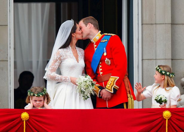 Hoàng tử William và vợ Kate Middleton hôn nhau trên ban công của Cung điện Buckingham, London
