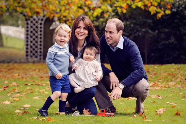 Hoàng tử William, Công tước xứ Cambridge và Catherine, nữ công tước xứ Cambridge với con cái của họ, Prince George và công chúa Charlotte, trong một bức ảnh chụp vào cuối tháng Mười tại Kensington Palace