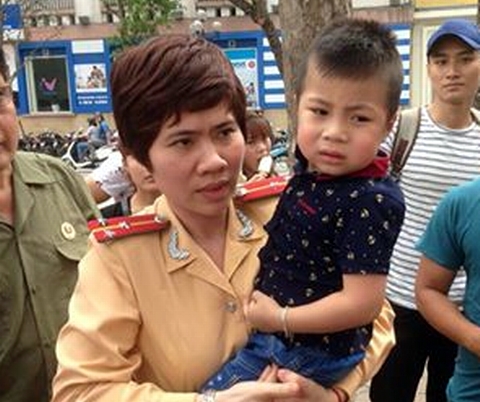 Nhiều trẻ lạc được CSGT Hà Nội kịp thời giúp đỡ