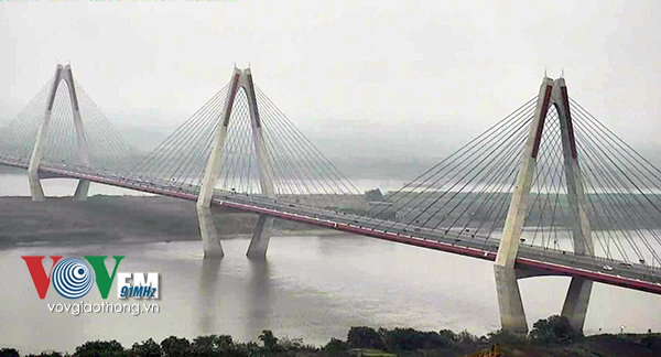 Cầu Nhật Tân, một trong những con đường đi tới sân bay Nội Bài hôm nay cũng trở nên đông đúc hơn.