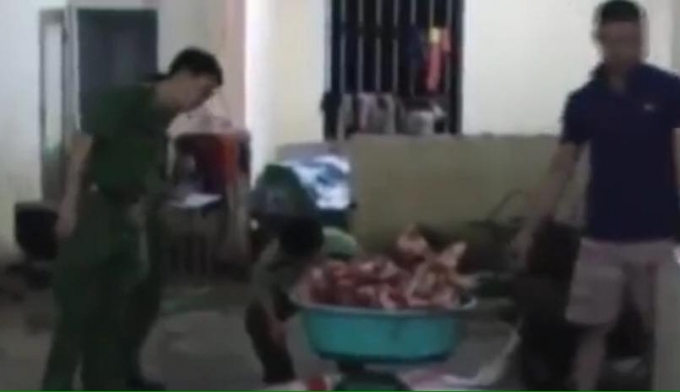 Lực lượng chức năng đang tiến hành kiểm tra lò mổ lợn chết của Phạm Quốc Tuấn